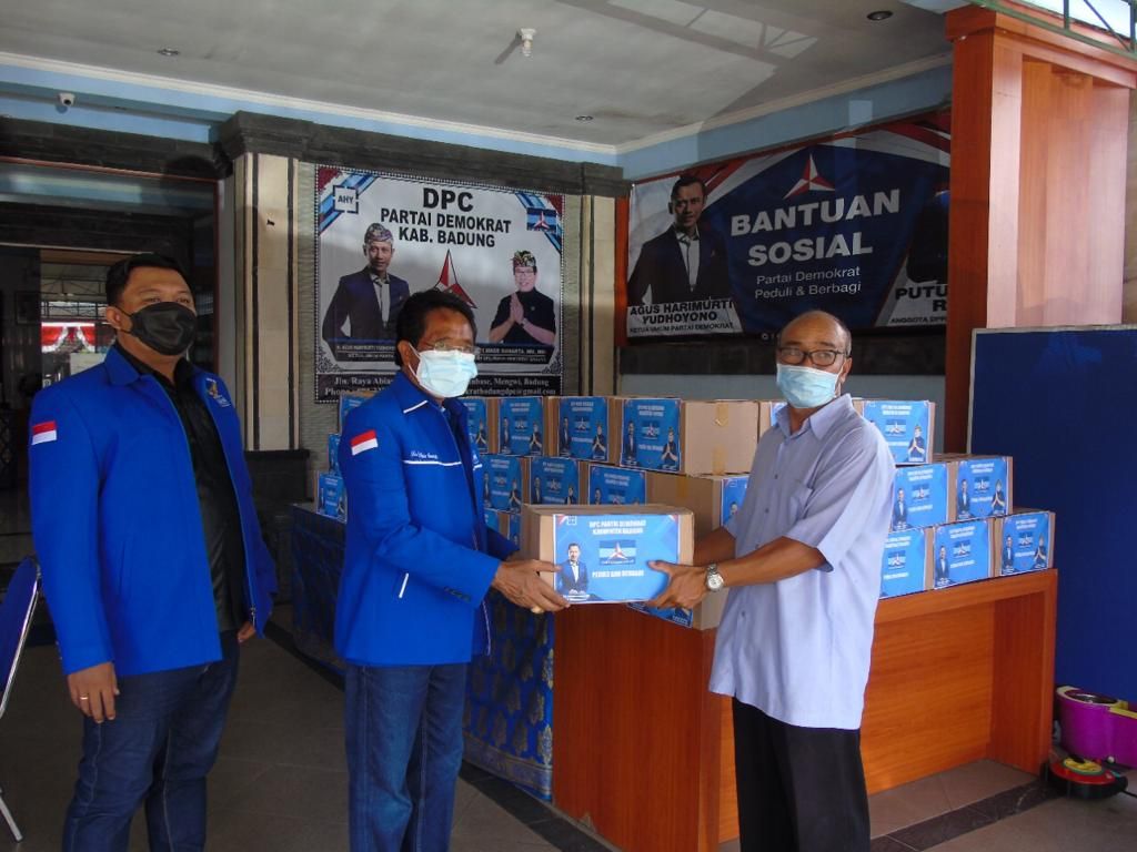 podiumnews.com-DPC Demokrat Badung Berbagi 500 Paket Sembako